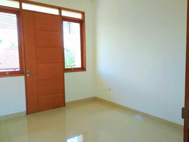 dijual rumah komplek sariwangi