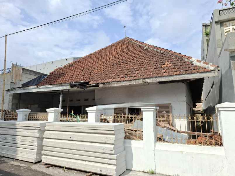 dijual rumah lama di pusat kota jember