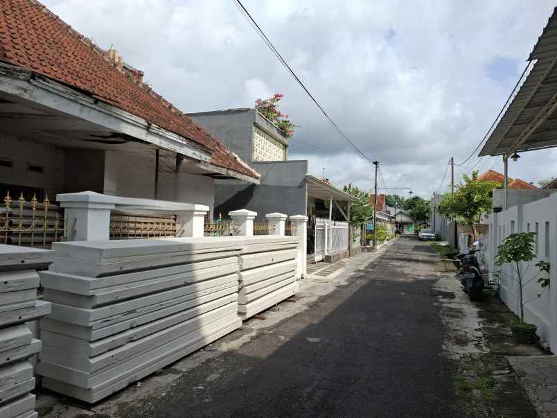 dijual rumah lama di pusat kota jember