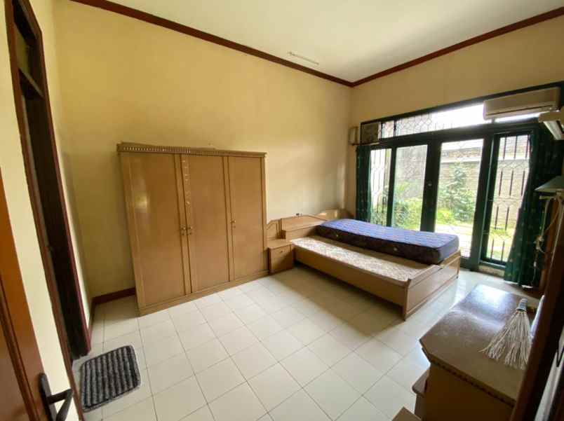 dijual rumah luas di bawah harga pasar di arcamanik