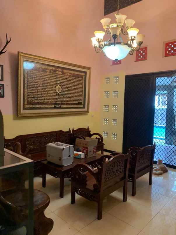 dijual rumah manyar tirtoyoso