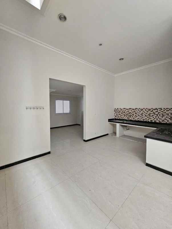 dijual rumah pakuwon city san antonio