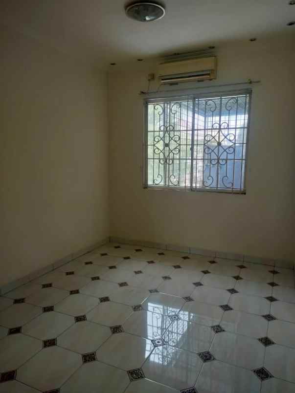 dijual rumah palem semi