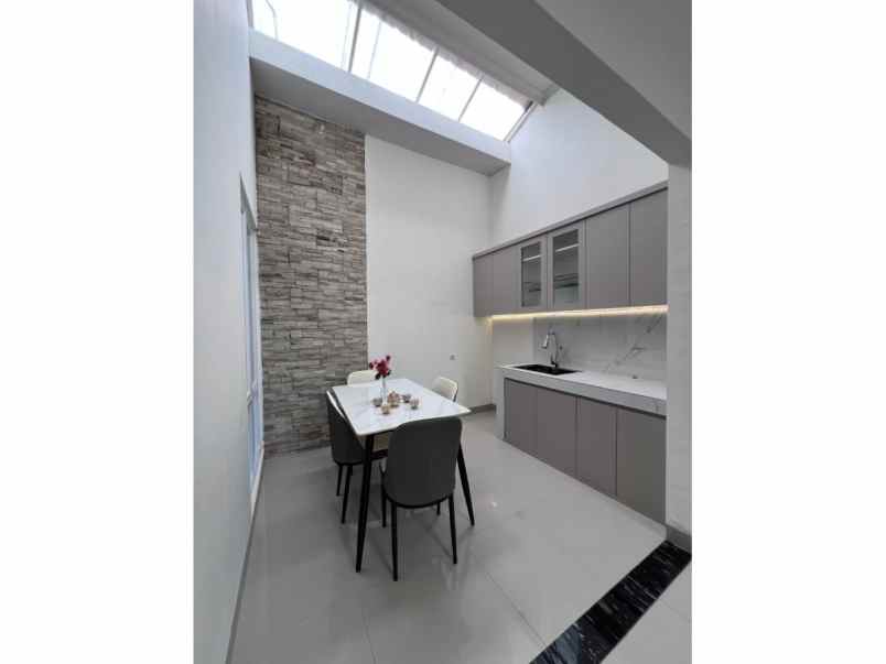 dijual rumah perumahan persada