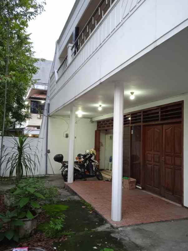 dijual rumah raya dukuh kupang barat