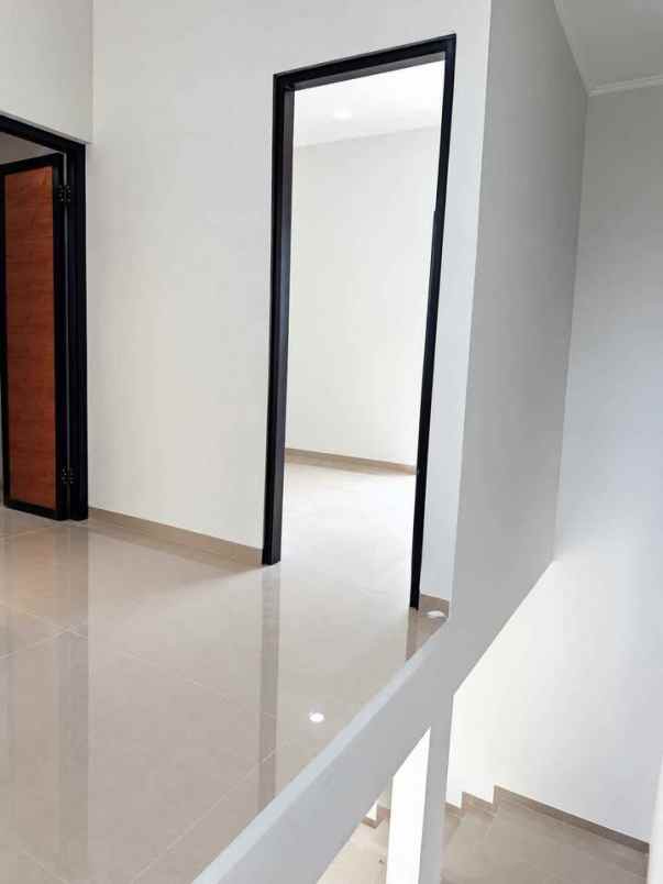 dijual rumah raya medokan sawah