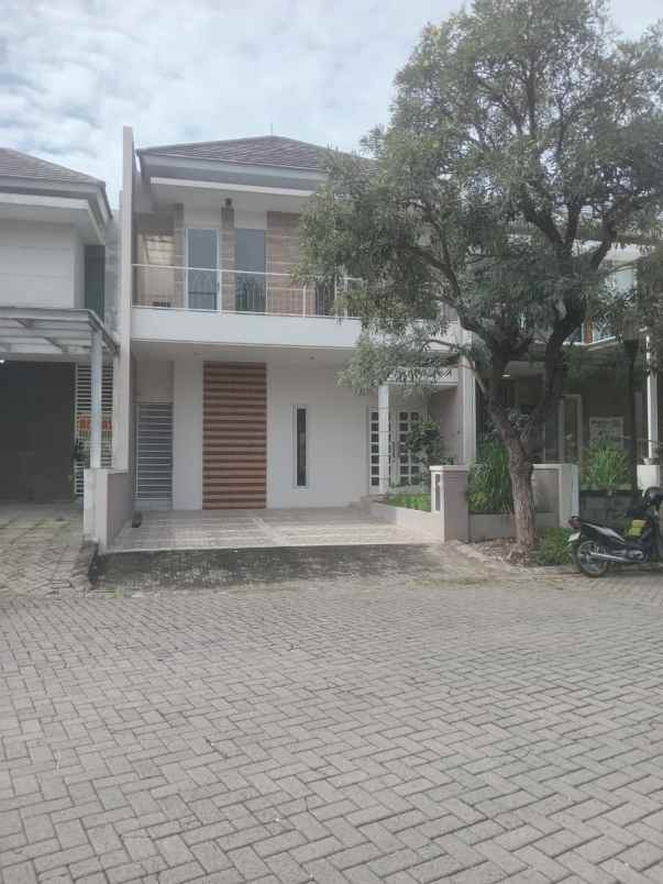 dijual rumah royal residence
