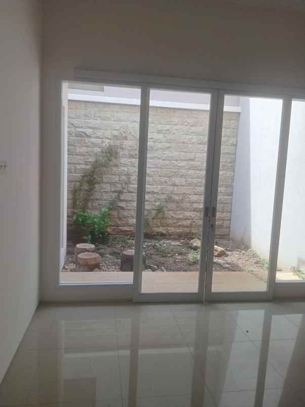 dijual rumah royal residence