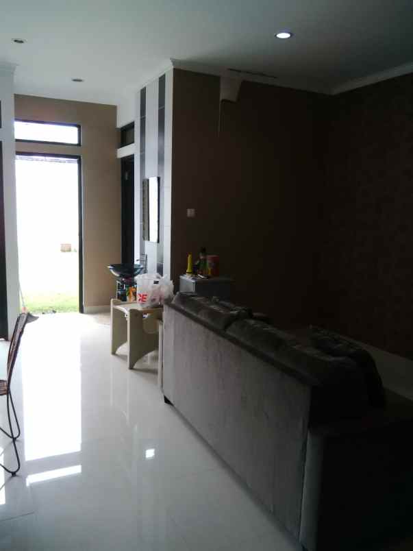 dijual rumah sariwangi selatan