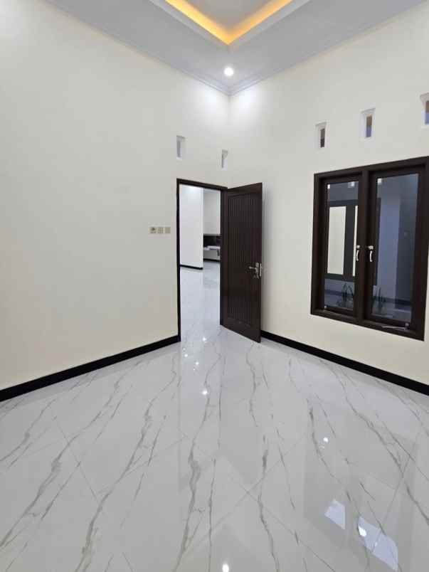 dijual rumah sd model