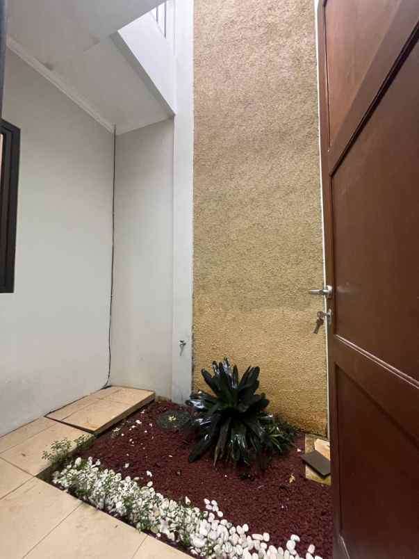 dijual rumah siap huni 2 lantai di tangerang selatan