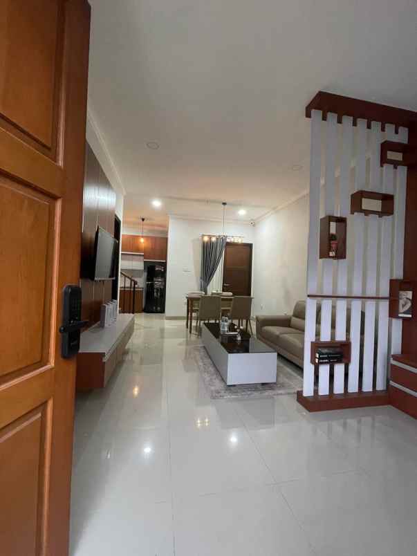 dijual rumah siap huni 2 lantai di tangerang selatan