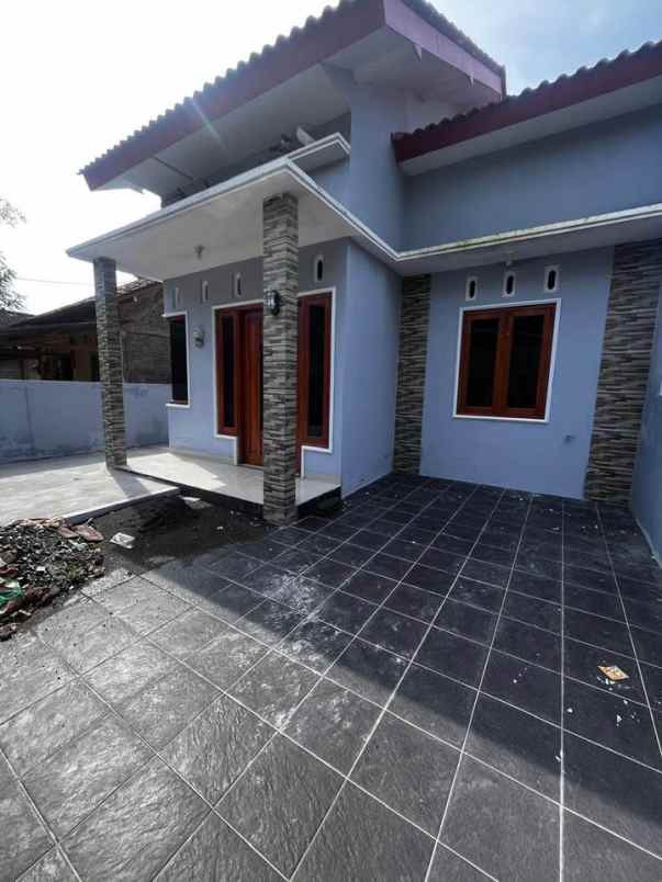 dijual rumah sidomoyo kec godean kab