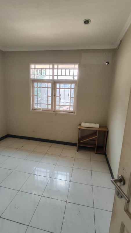 dijual rumah strategis pinggir jalan utama di cilandak