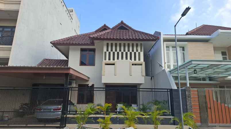 dijual rumah sutorejo prima