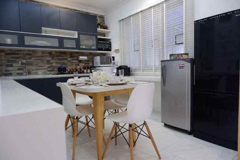 dijual rumah tenggilis