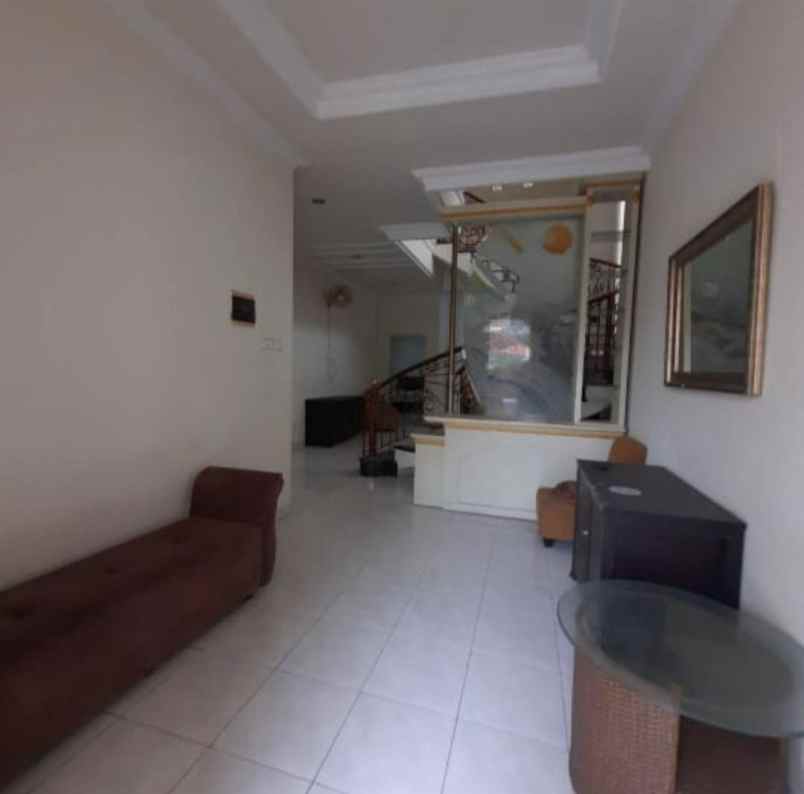 dijual rumah tenggilis utara