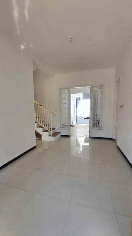 dijual rumah wiguna