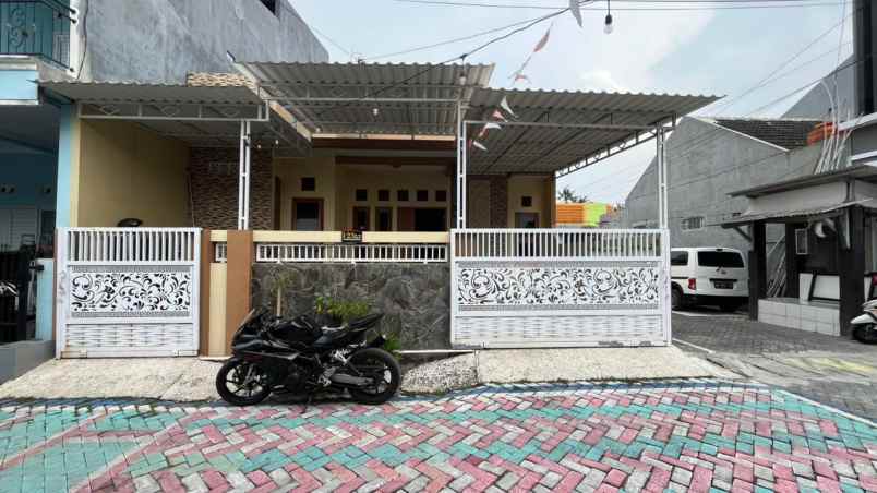 dijual rumah wolter monginsidi