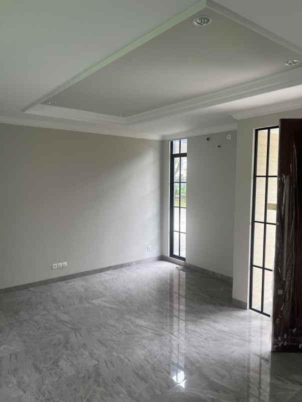 dijual villa jalan boulevard raya mmtc
