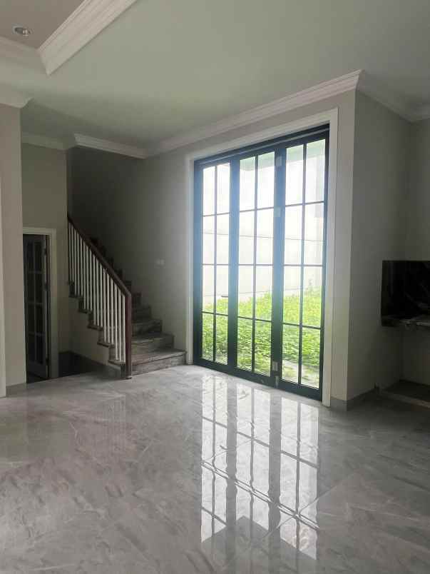 dijual villa jalan boulevard raya mmtc