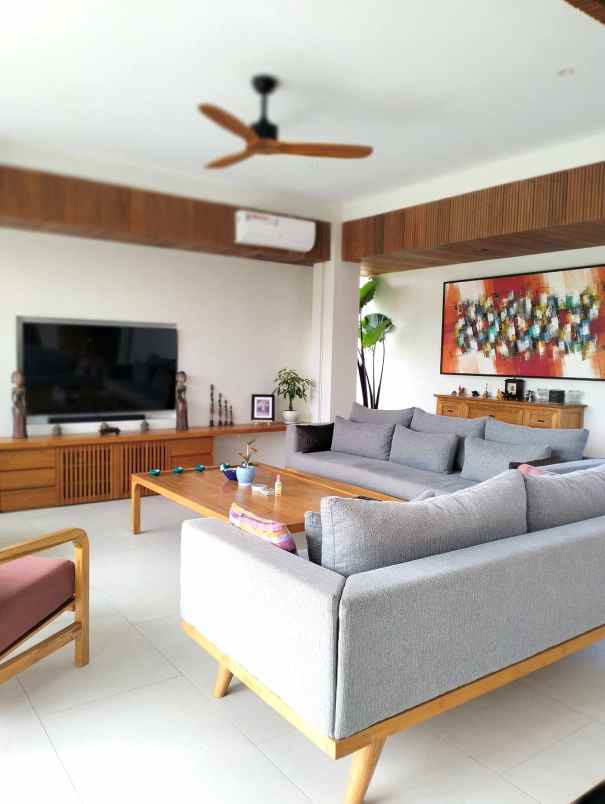 dijual villa jalan pererenan canggu