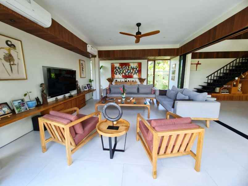 dijual villa jalan pererenan canggu