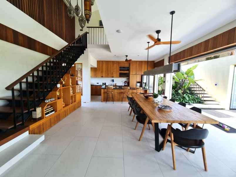 dijual villa jalan pererenan canggu