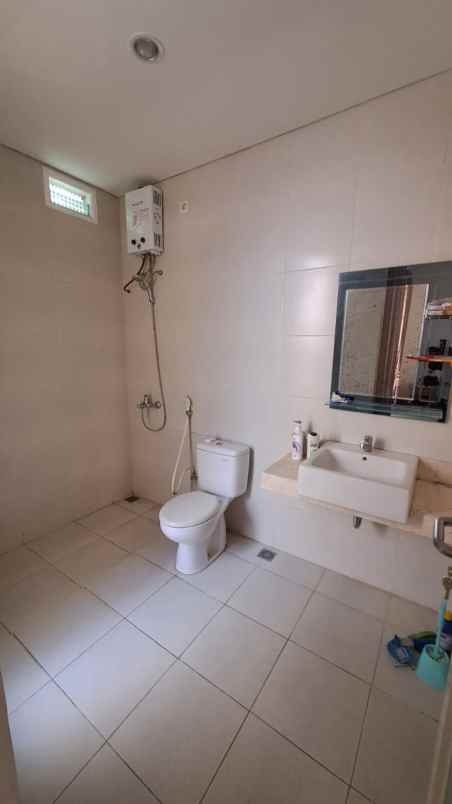 dijual villa jalan taman dayu