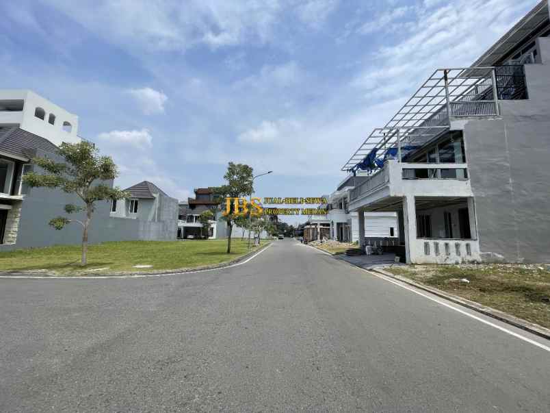 dijual villa komplek citraland gama