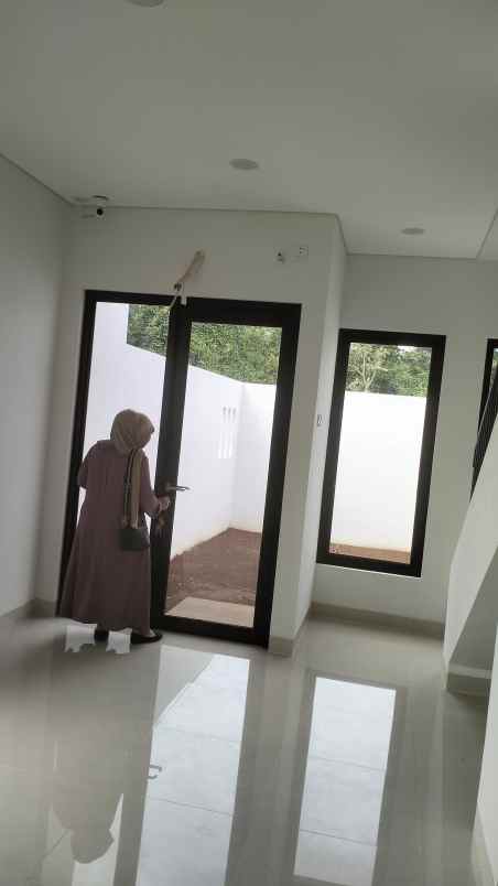 disewakan rumah jl raya tapos