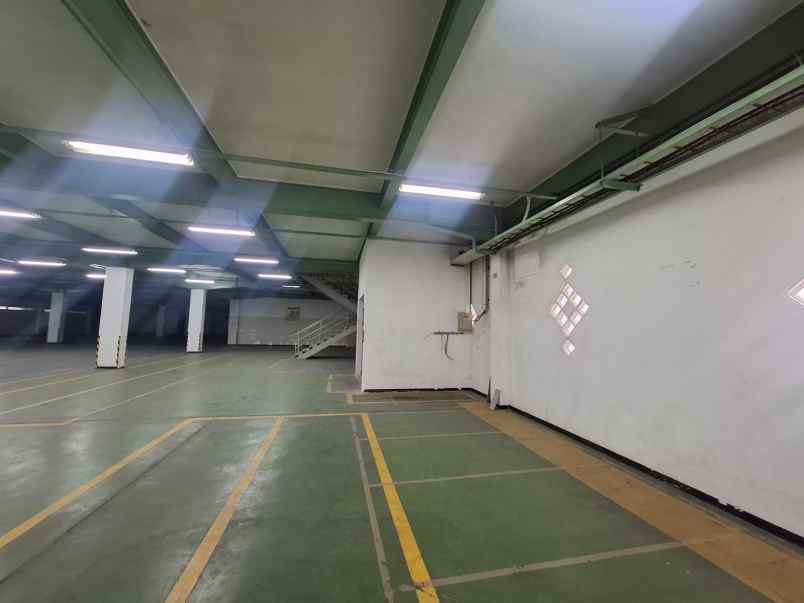 gudang di kawasan industri pulo gadung jakarta timur