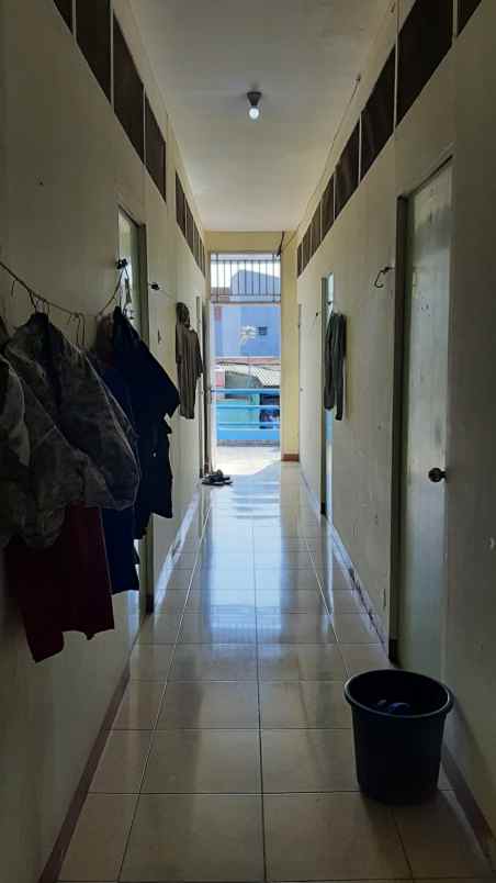 kost biru tomang tinggi strategis nyaman bebas banjir