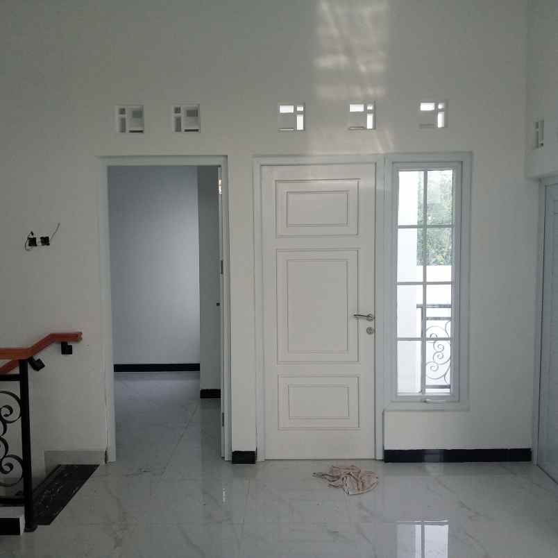 rumah 2 lantai ciracas pinggir jalan raya