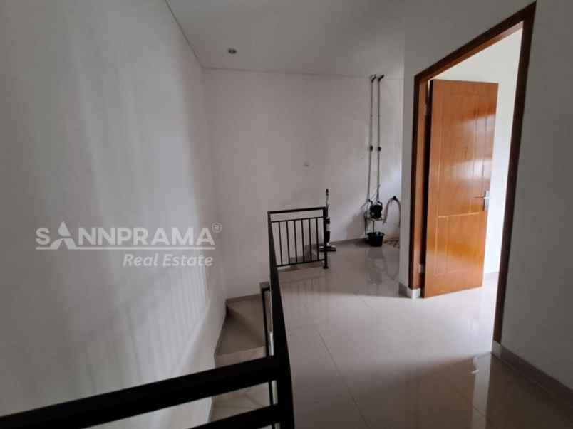 rumah 2 lantai dalam cluster sukamaju baru depok fry