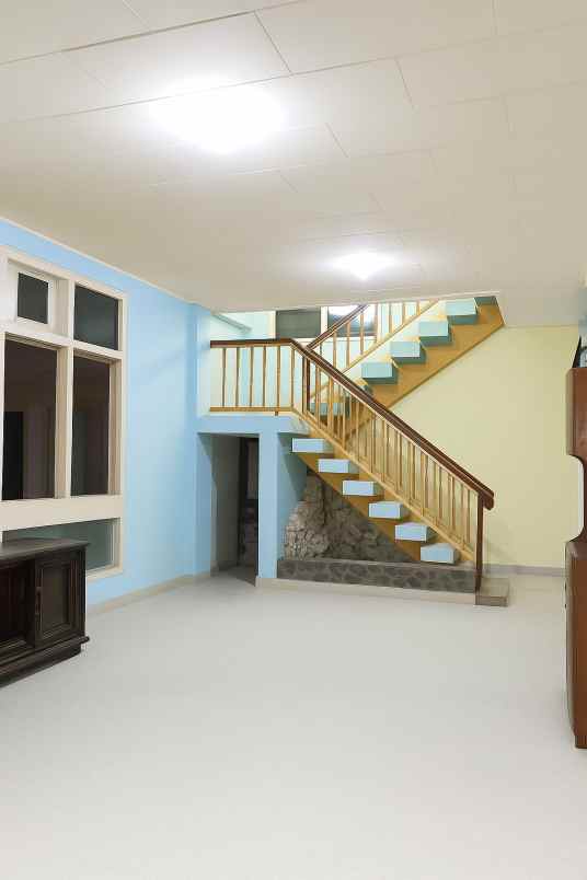 rumah 2 lantai di jalan terandam 1 nomor 13