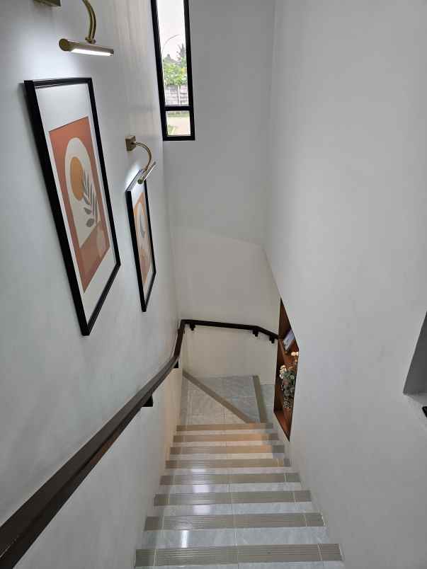 rumah 2 lantai modern 20 menit ke stasiun tangerang 0