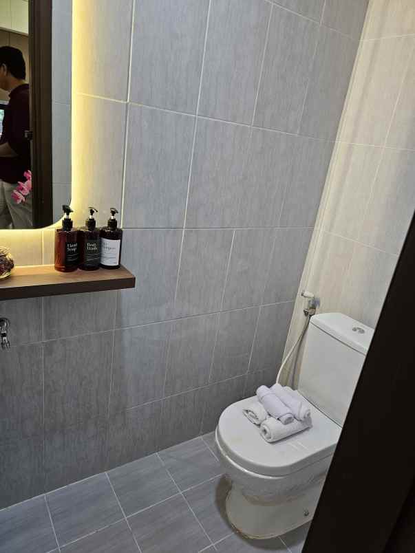 rumah 2 lantai modern 20 menit ke stasiun tangerang 0