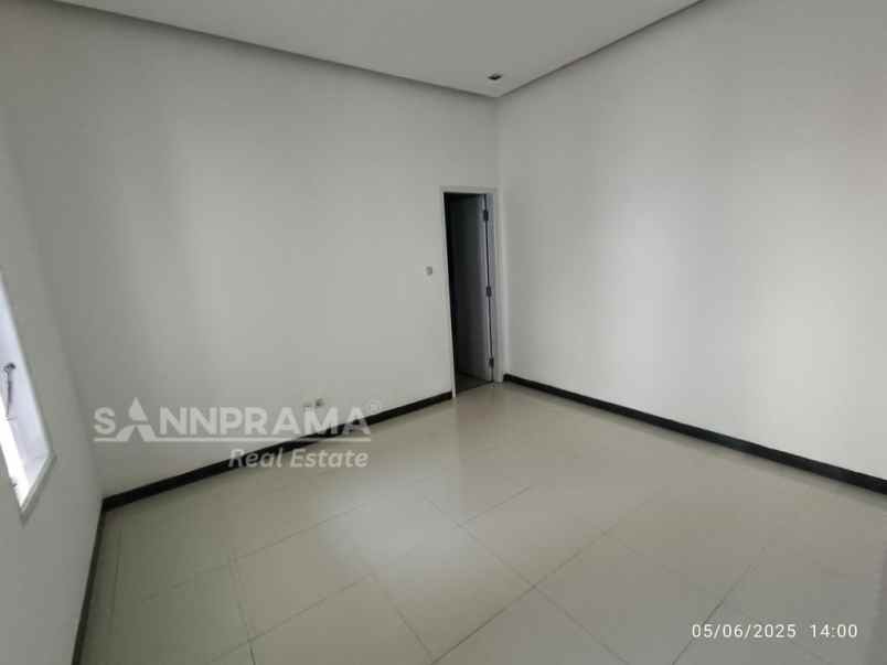 rumah 2 lt dan rooftop di jalan margonda depok