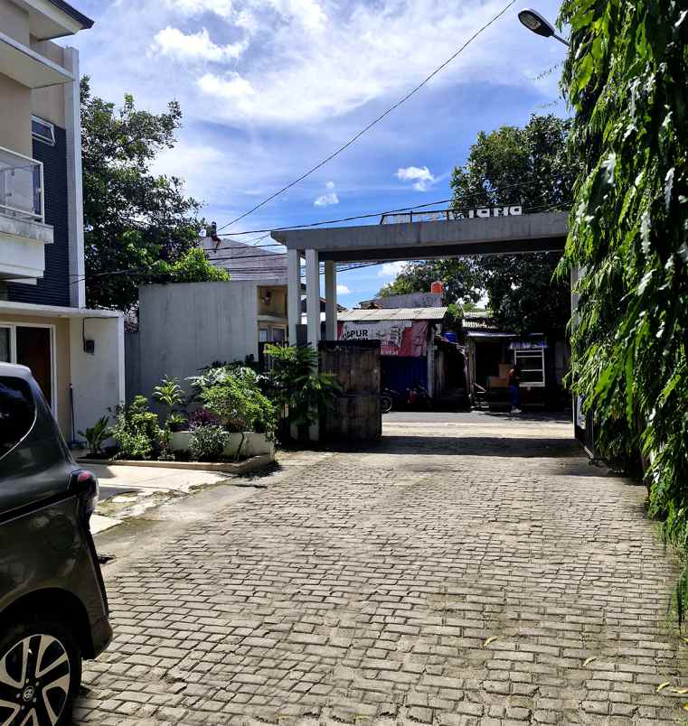 rumah cluster di lenteng agung dekat stasiun krl