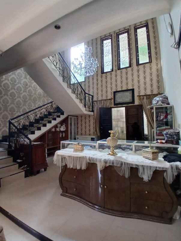 rumah dan buat usaha sangat strategis