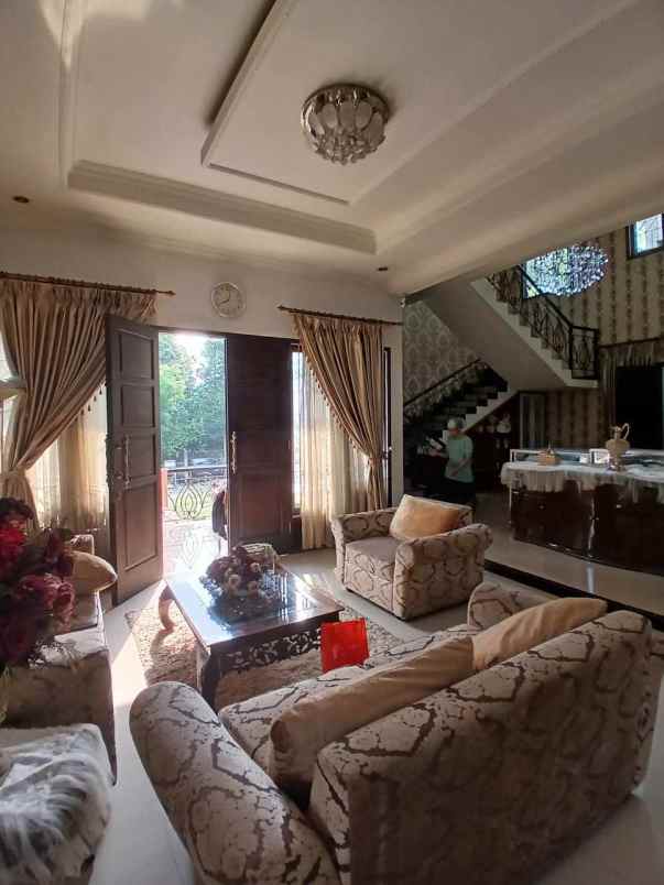 rumah dan buat usaha sangat strategis