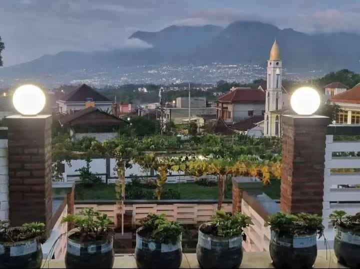 rumah dan kebun di kota batu dengan tanah luas