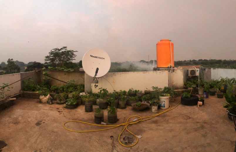 rumah kampung pinggir jalan raya