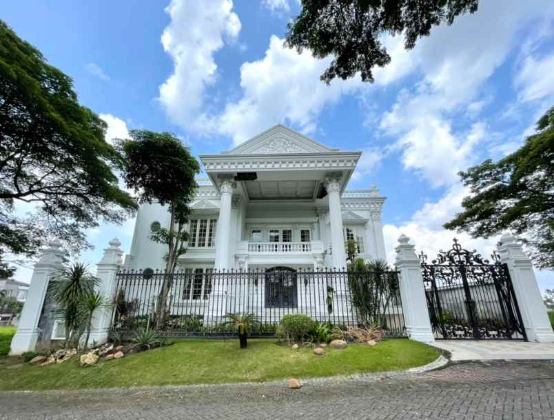 rumah mewah klasik surabaya barat dekat kampus ciputra