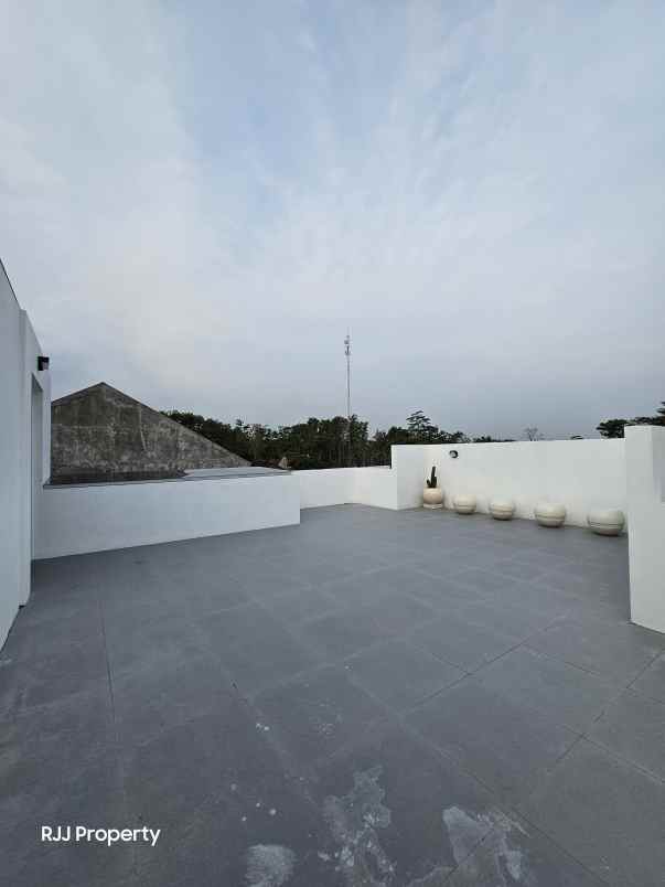 rumah mewah rooftop dekat stadion maguwoharjo