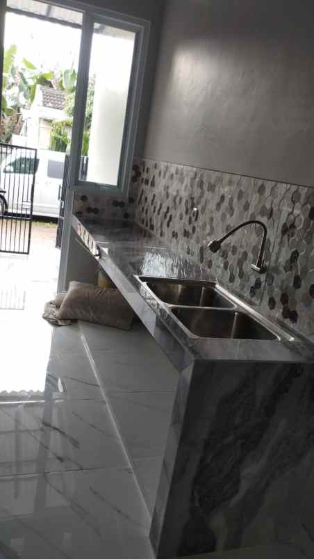 rumah minimalis klasik bangunan baru di gunung sindur