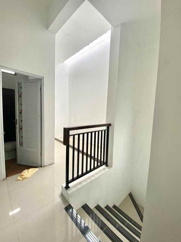 rumah minimalis modern 2 lantai pasar rebo