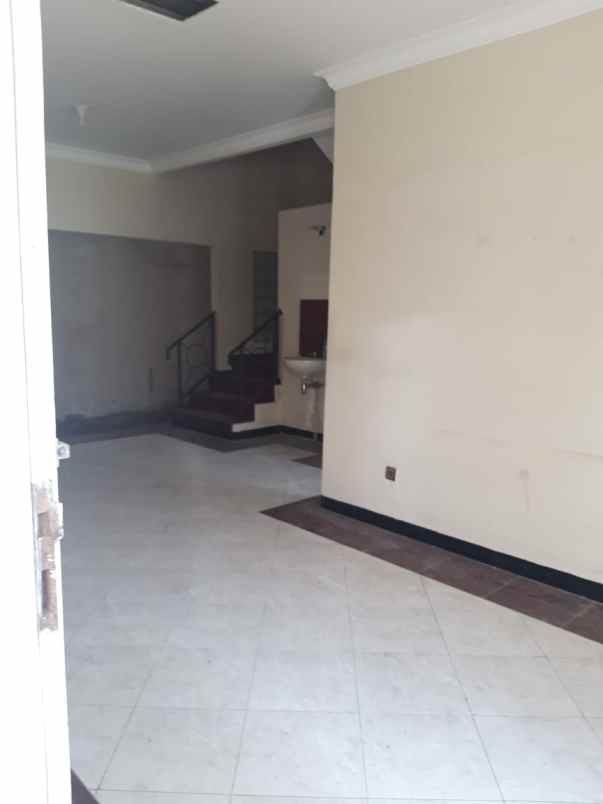 rumah mulyosari 1m an lebar 9 row jalan 3 mobil