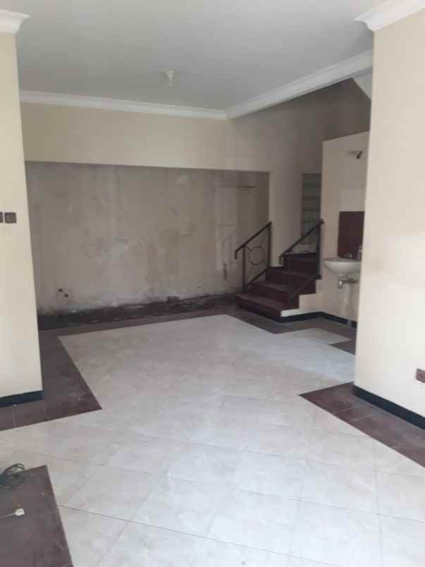 rumah mulyosari 1m an lebar 9 row jalan 3 mobil